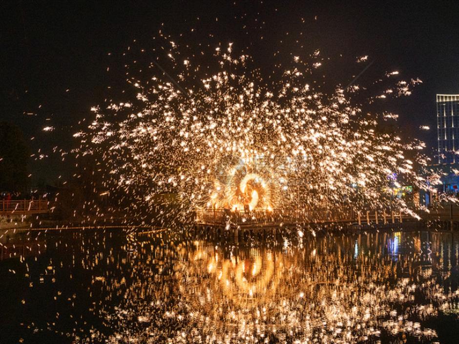 非遗打铁花、水景光影秀!
周末,来看湖畔大秀!