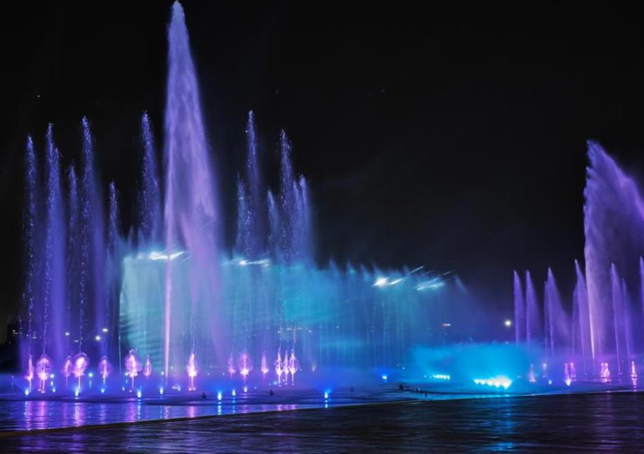 非遗打铁花、水景光影秀!
周末,来看湖畔大秀!