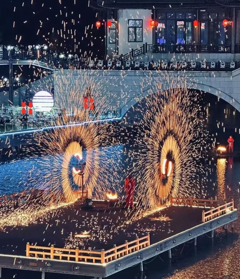 非遗打铁花、水景光影秀!
周末,来看湖畔大秀!