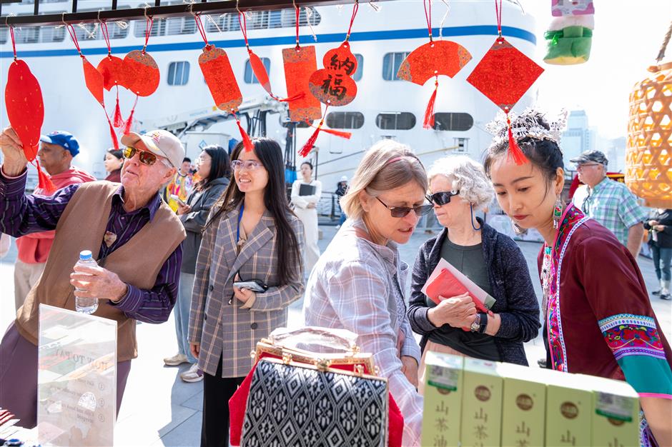 Shanghai's North Bund welcomes international cruise passengers with cultural celebration