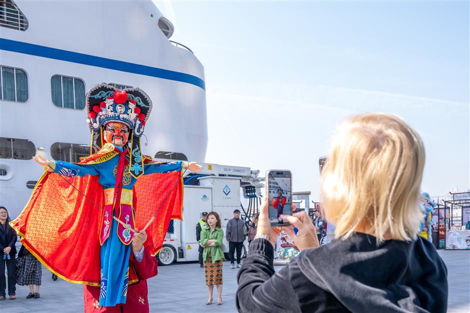 Shanghai's North Bund welcomes international cruise passengers with cultural celebration
