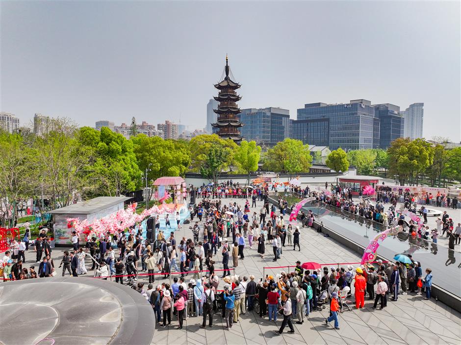 Shanghai's historic Longhua Temple Fair returns with dazzling blend of heritage and high-tech