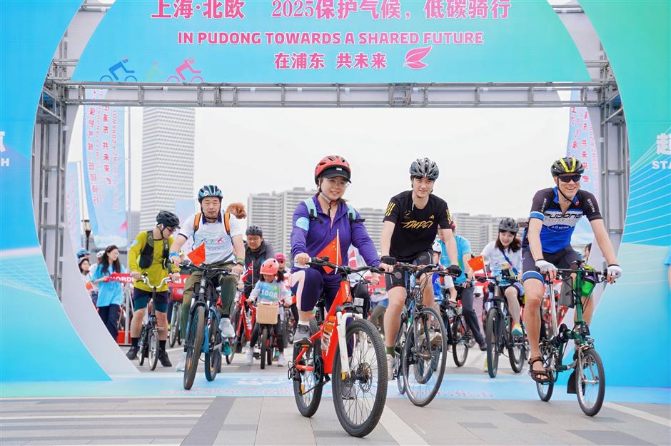 Pudong low-carbon cycling event draws local, foreign enthusiasts