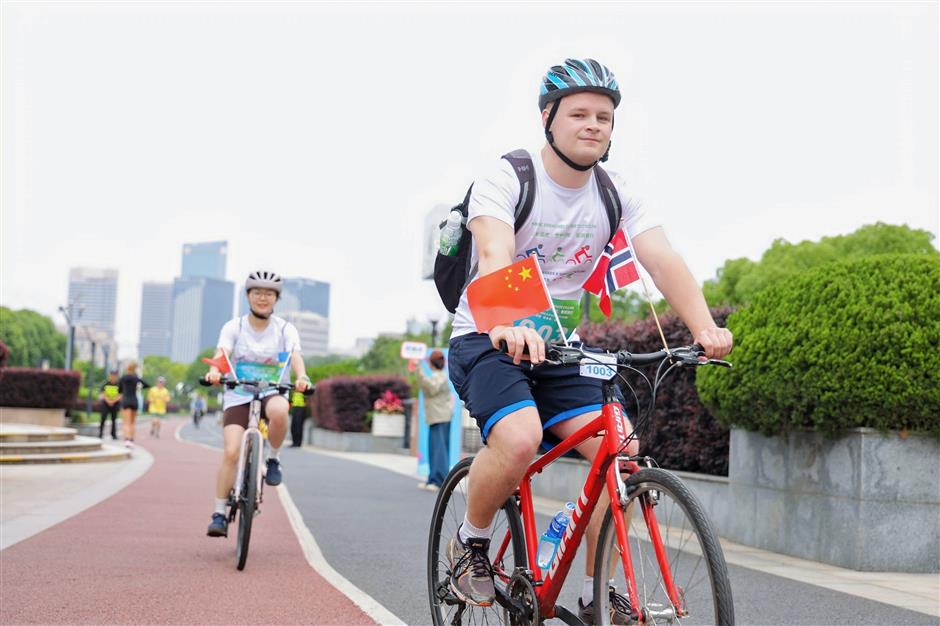 Pudong low-carbon cycling event draws local, foreign enthusiasts