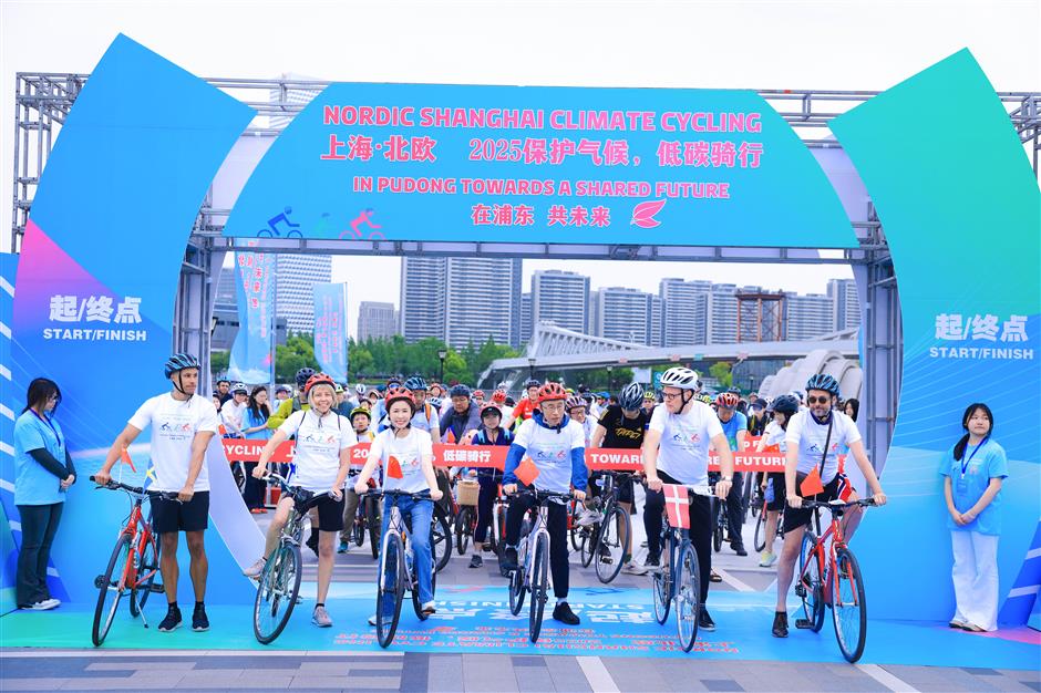 Pudong low-carbon cycling event draws local, foreign enthusiasts