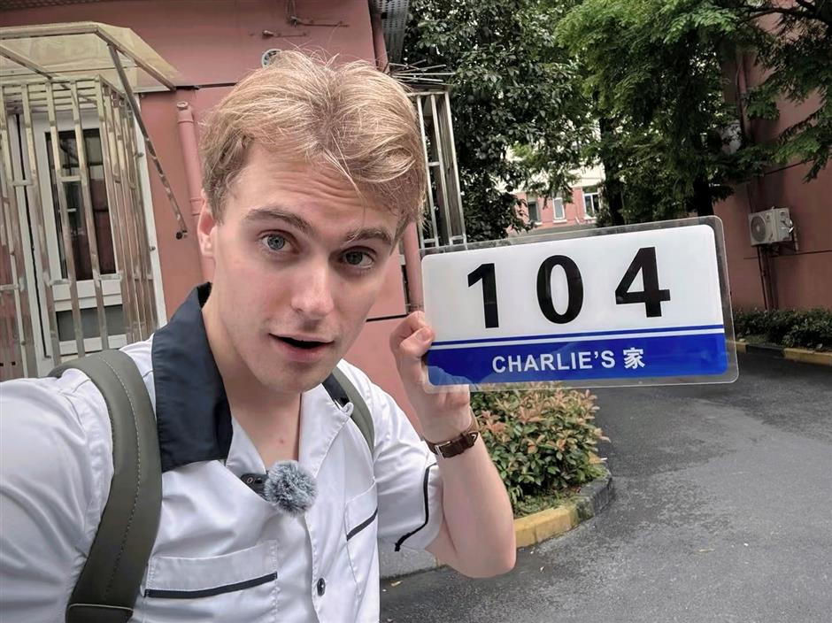 Rewriting the expat narrative: the American who calls himself an immigrant
