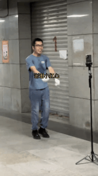 Dancing dad! Man gyrates in Chongqing subway to save ailing daughter's life