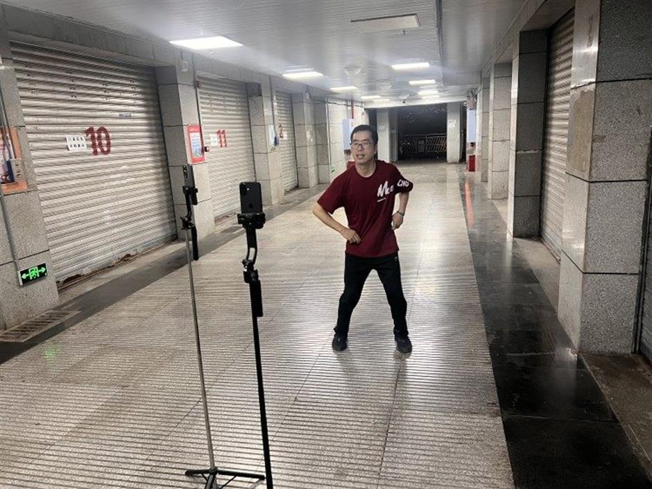 Dancing dad! Man gyrates in Chongqing subway to save ailing daughter's life