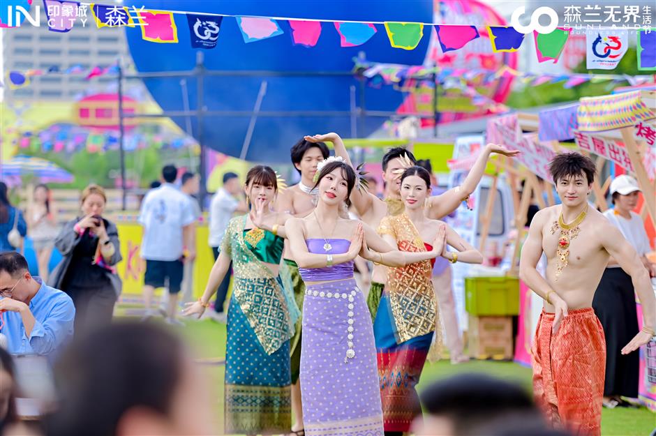 Night market brings Bangkok vibes to Shanghai