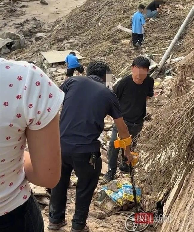 Over 20kg jewelry missing after being washed away in Shaanxi flood