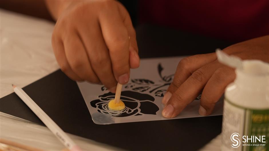 A shimmering bridge between cultures! Foreigners experience Chinese foil art