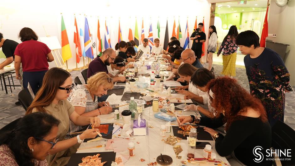 A shimmering bridge between cultures! Foreigners experience Chinese foil art