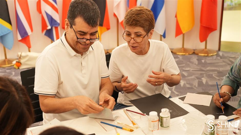 A shimmering bridge between cultures! Foreigners experience Chinese foil art