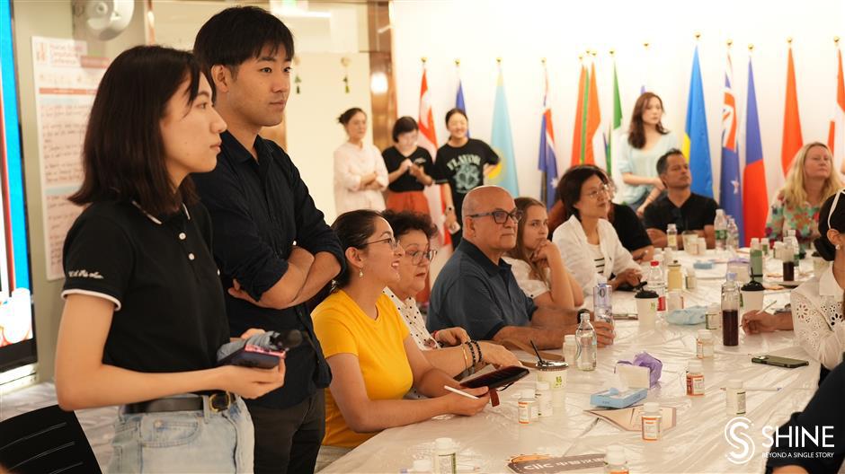 A shimmering bridge between cultures! Foreigners experience Chinese foil art