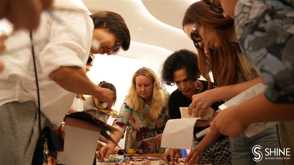 A shimmering bridge between cultures! Foreigners experience Chinese foil art