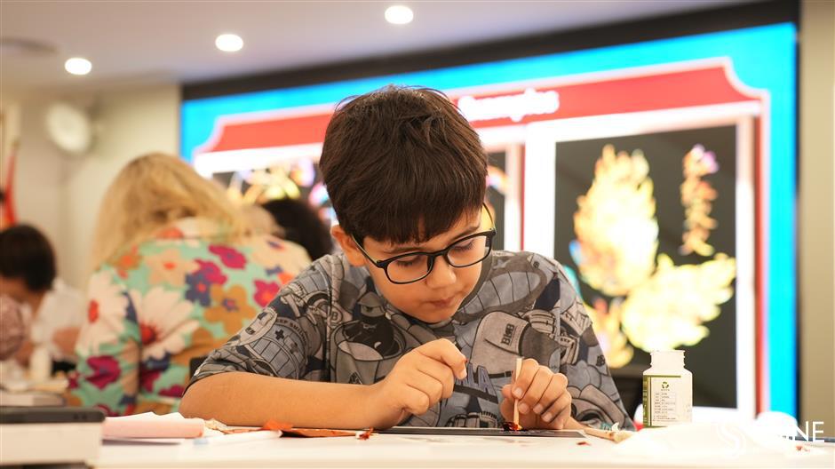 A shimmering bridge between cultures! Foreigners experience Chinese foil art