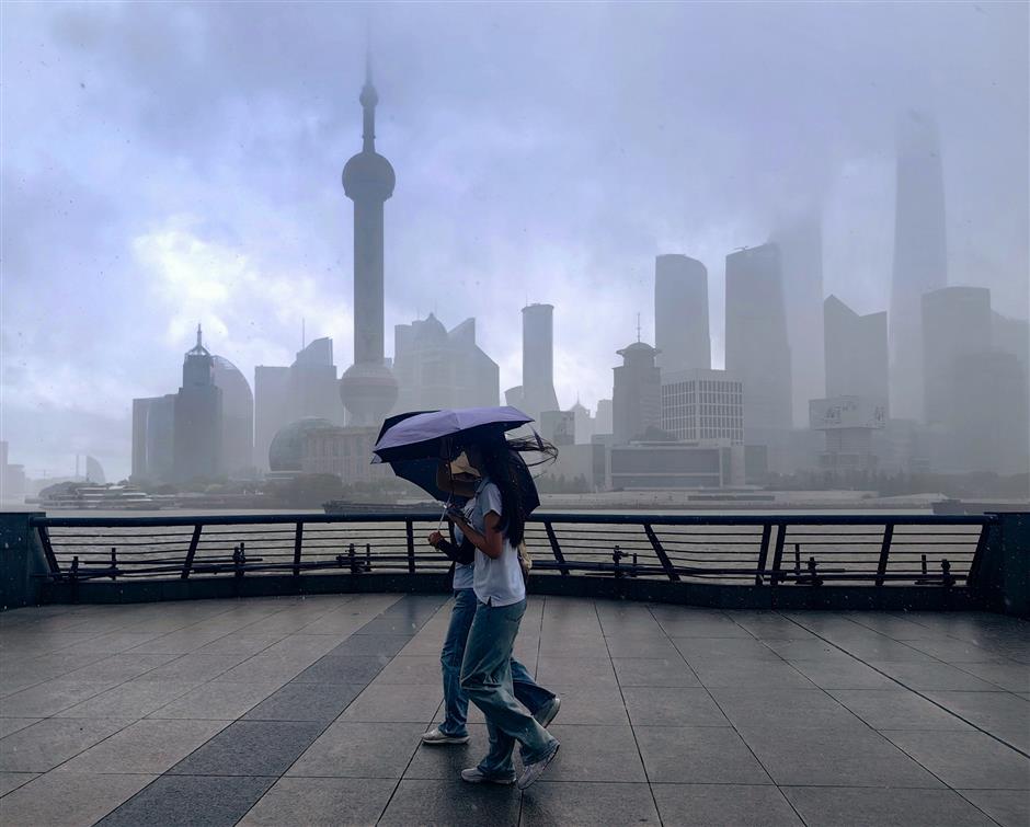 [Quick News] Flights, trains, ferries hit as Shanghai braces for typhoon