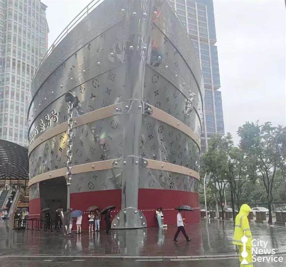 [Fact Check] Tourists Trapped, and Louis Vuitton Boat Sinking