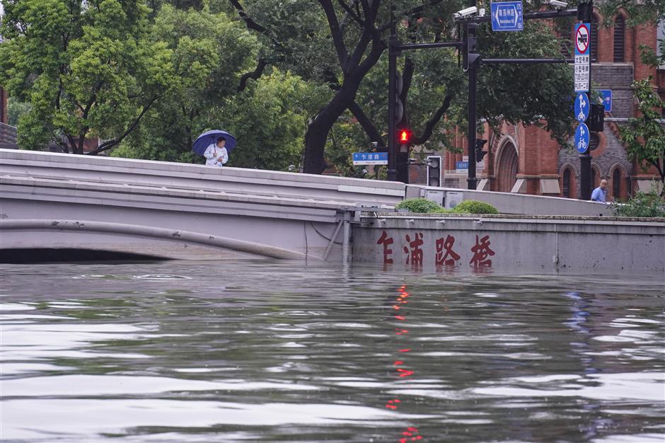 [Quick News] SH's transport network crippled by Typhoon Co-may