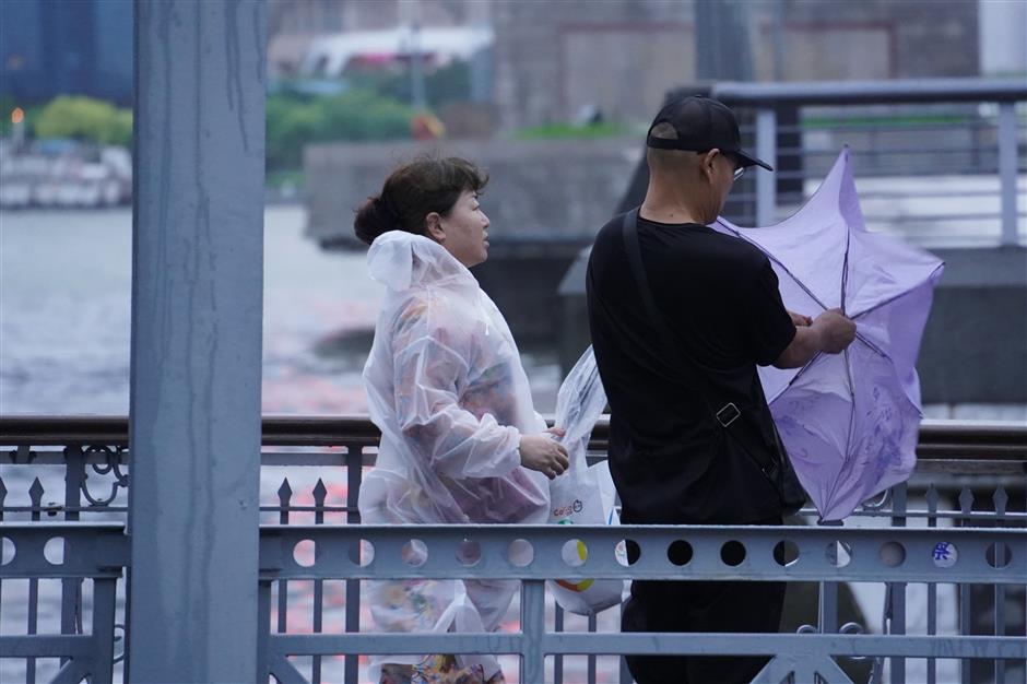 [Quick News] SH's transport network crippled by Typhoon Co-may