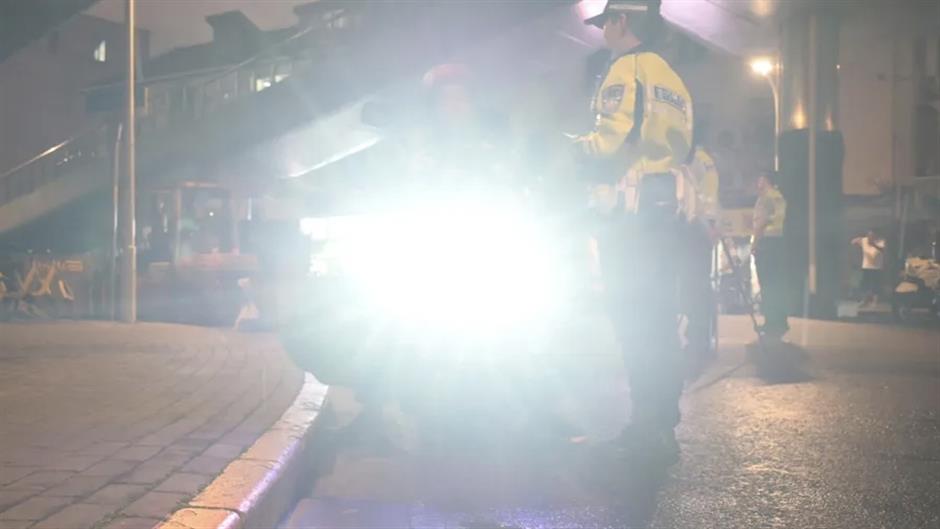Police crack down on dazzling e-bike lights