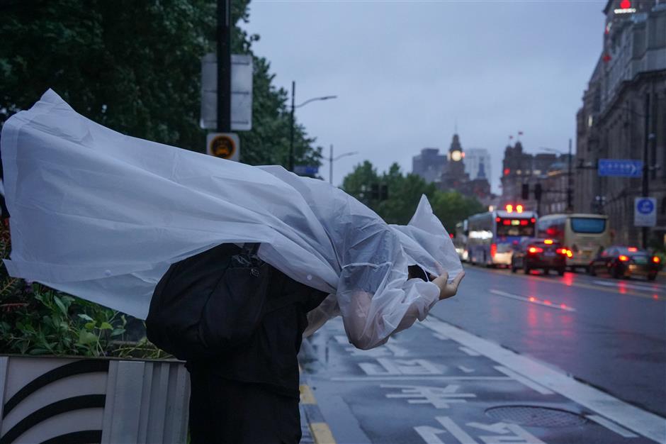 [Quick News] SH's transport network crippled by Typhoon Co-may