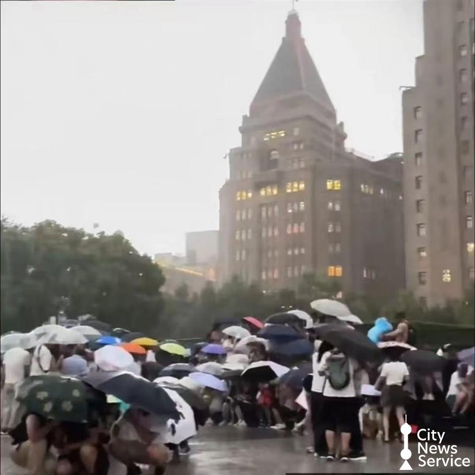 [Fact Check] Tourists Trapped, and Louis Vuitton Boat Sinking