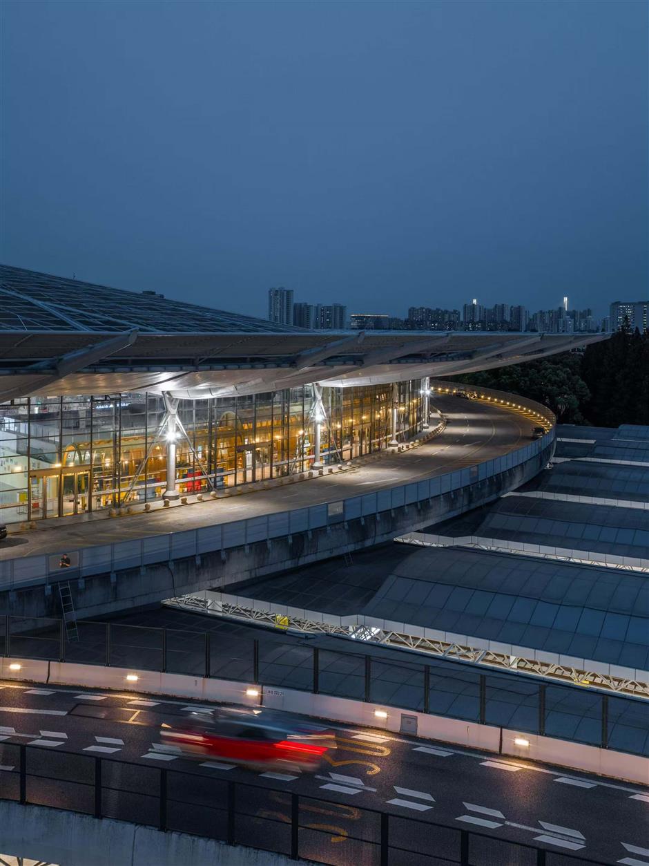 City's first in-station library launched at Shanghai South