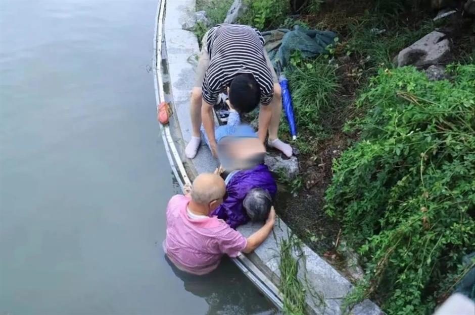 81-year-old veteran saves elderly woman from drowning in Shanghai