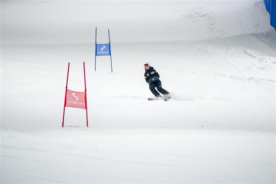 L*SNOW ski resort promotes alpine skiing with Vienna ski body