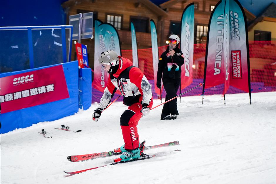 L*SNOW ski resort promotes alpine skiing with Vienna ski body