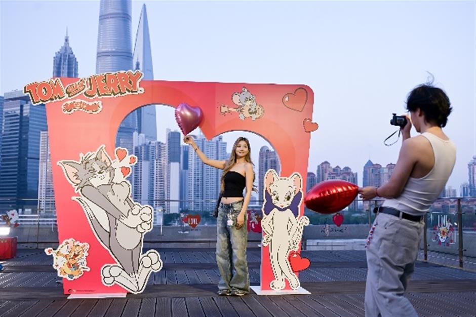 'Bund in Love' adds sparkle to Chinese Valentine's Day revelry