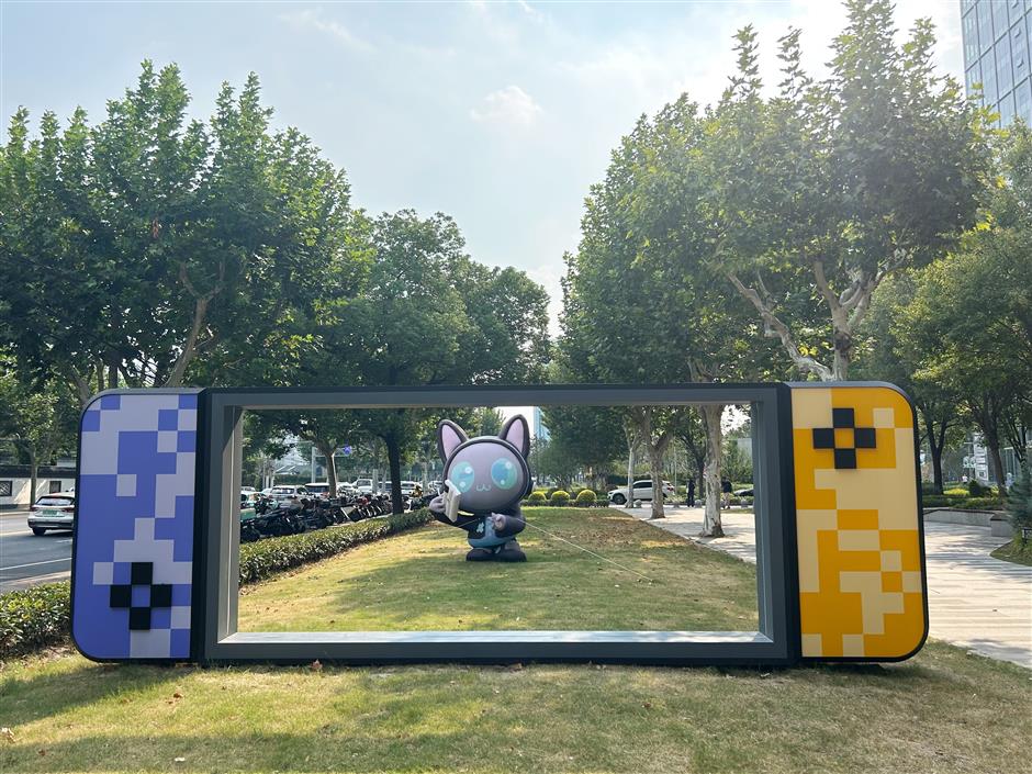 [First in Shanghai] Shanghai gets into the groove with ceamwear chic, anime streets, and posh pet life