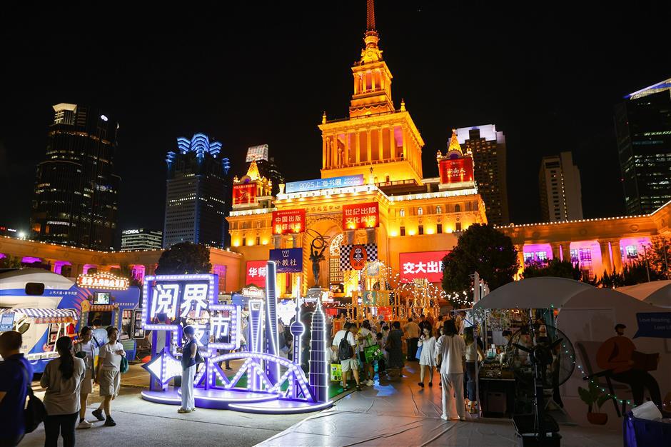 Shanghai Book Fair's outdoor Reading Night Market proves popular