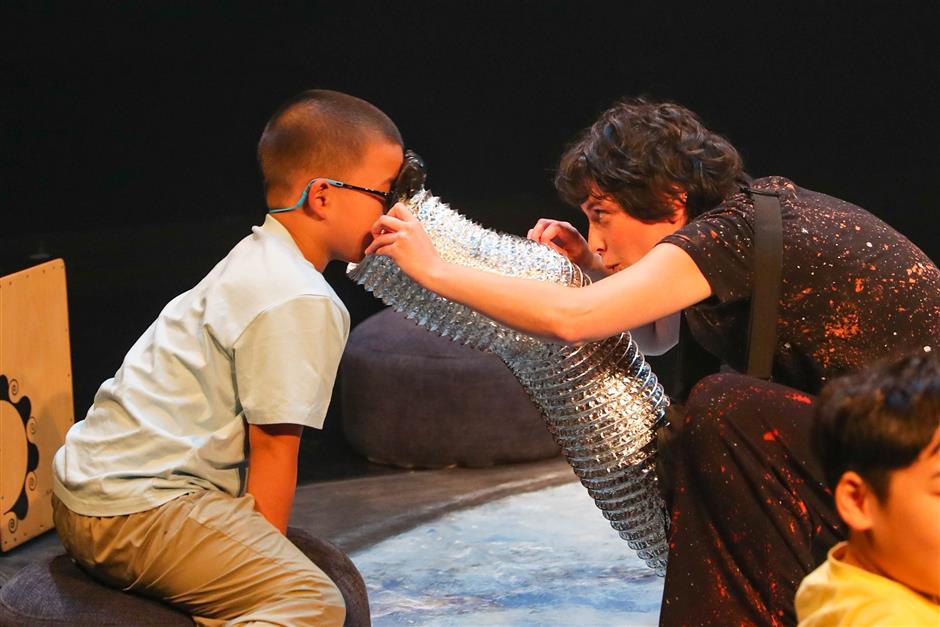 A song on the moon brings theater to autistic children