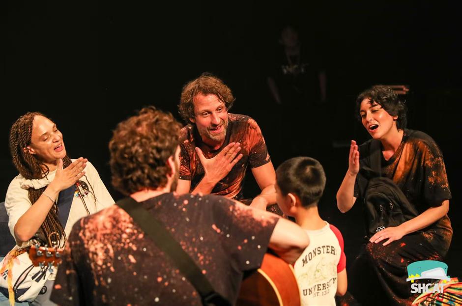 A song on the moon brings theater to autistic children