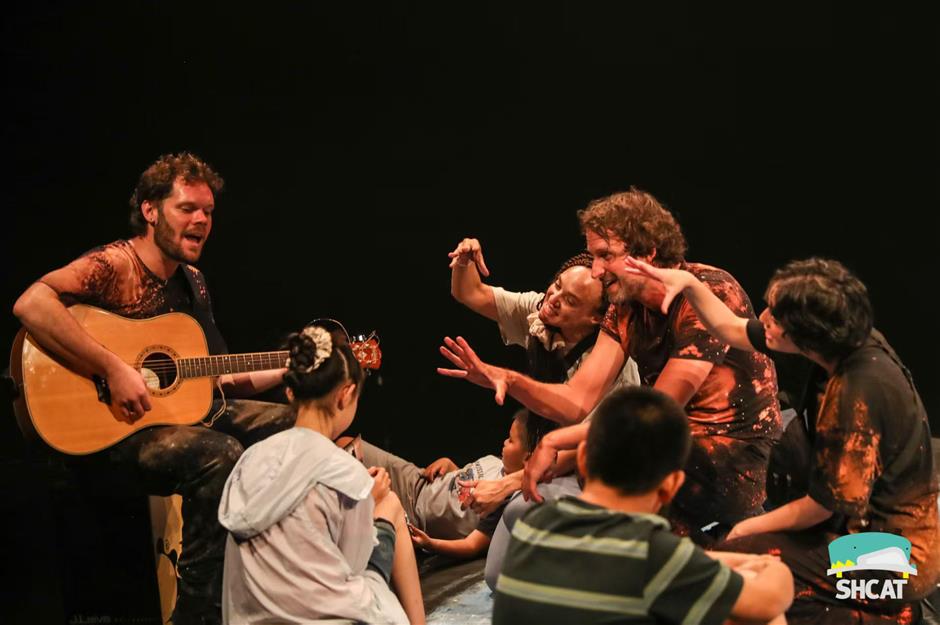 A song on the moon brings theater to autistic children