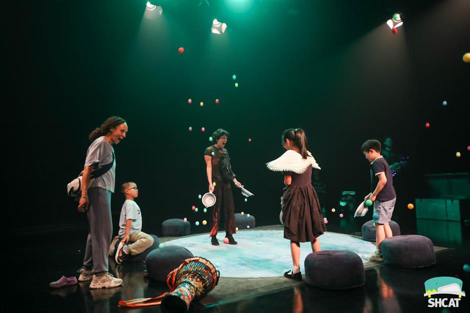 A song on the moon brings theater to autistic children