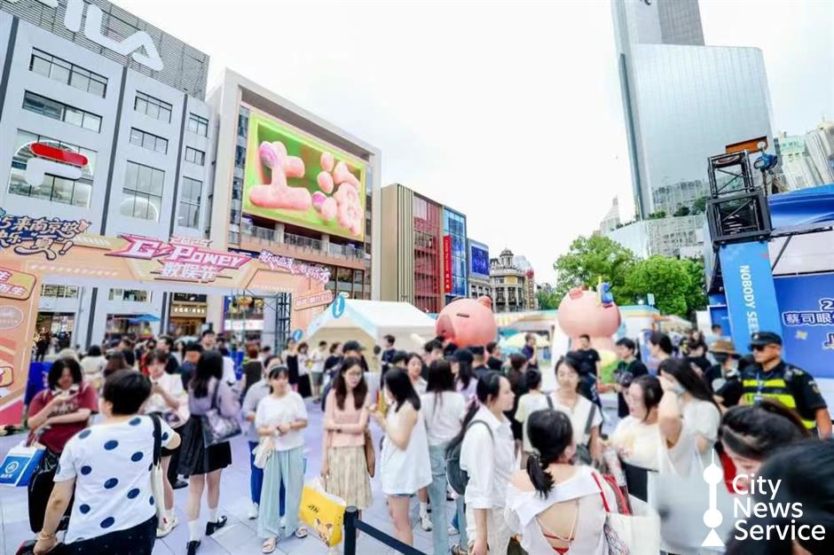 Summer shoppers send Nanjing Road sales soaring