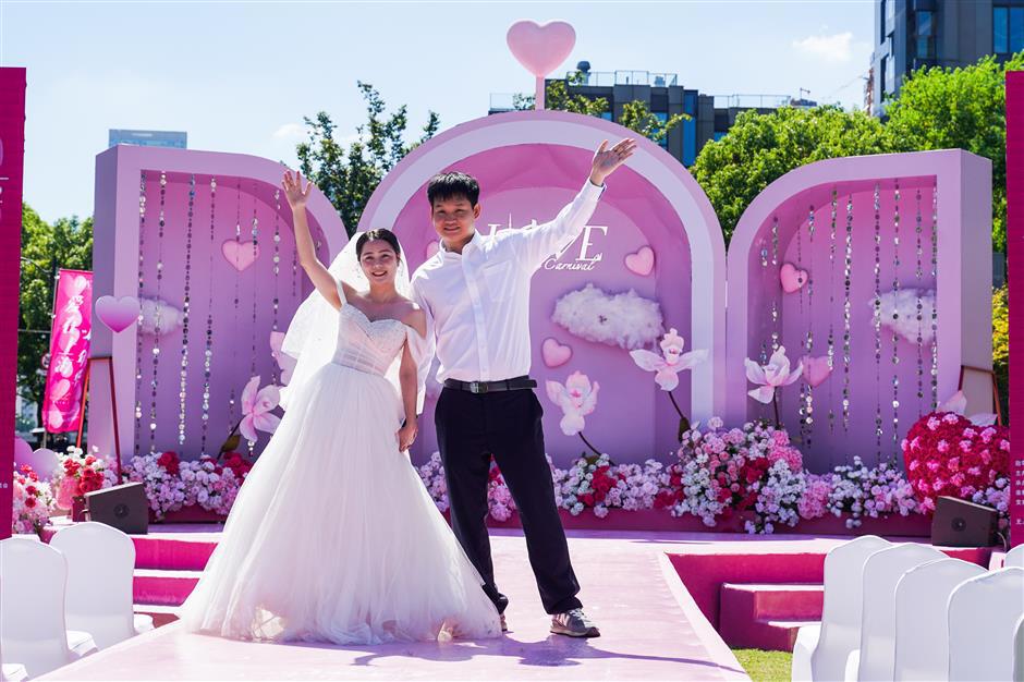 Shanghai Qixi wedding registrations hit a decade high