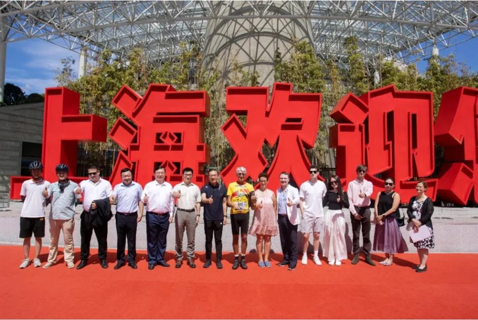 63岁比利时骑手跨欧亚万里抵沪,