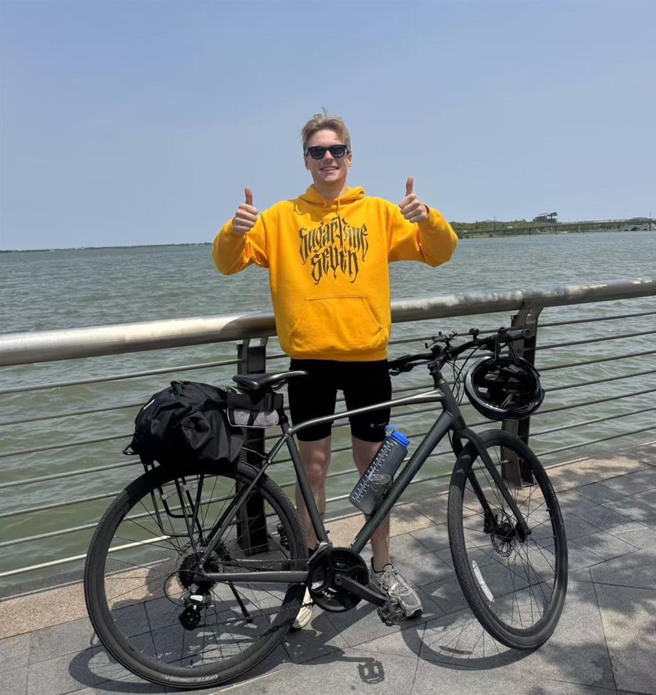 Rewriting the expat narrative: the American who calls himself an immigrant
