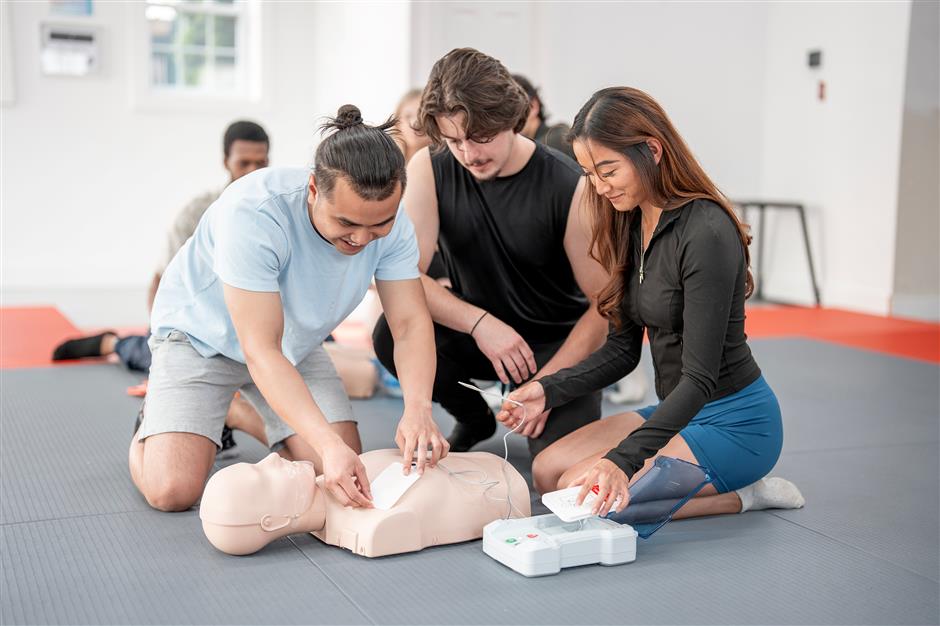 [Explainer] Golden 4 minutes: How to locate and use an AED quickly