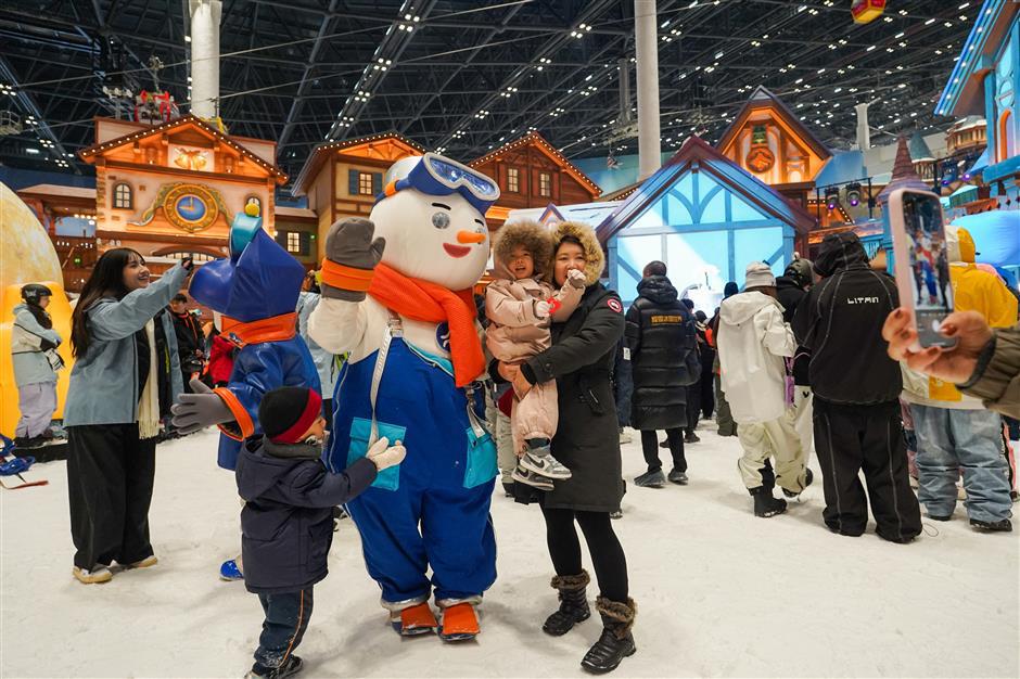Shanghai's famous landmarks take shape in snow