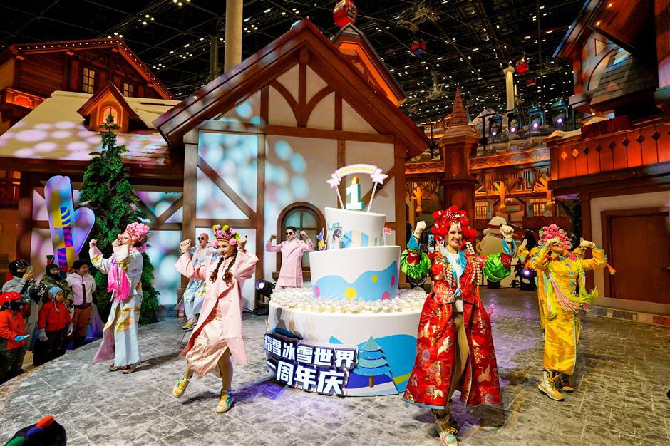 Shanghai's famous landmarks take shape in snow