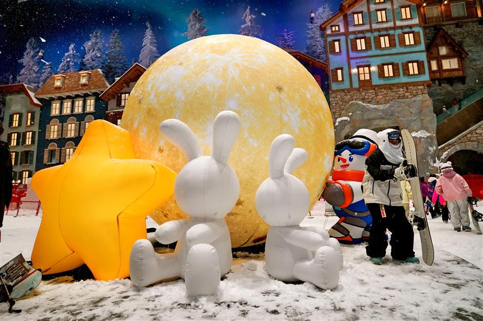 Shanghai's famous landmarks take shape in snow