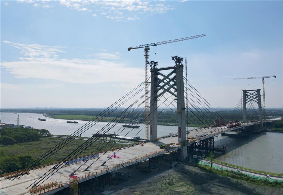 Main span joined as Shanghai's first suspension bridge edges closer to 2026 opening