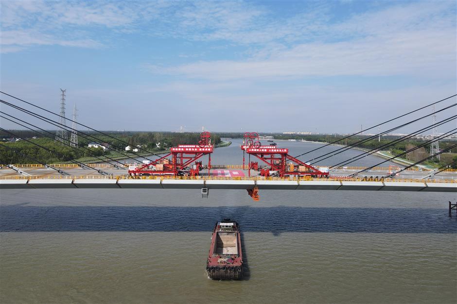 Main span joined as Shanghai's first suspension bridge edges closer to 2026 opening