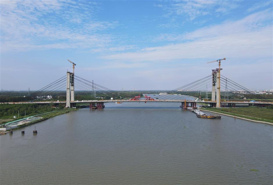 Main span joined as Shanghai's first suspension bridge edges closer to 2026 opening