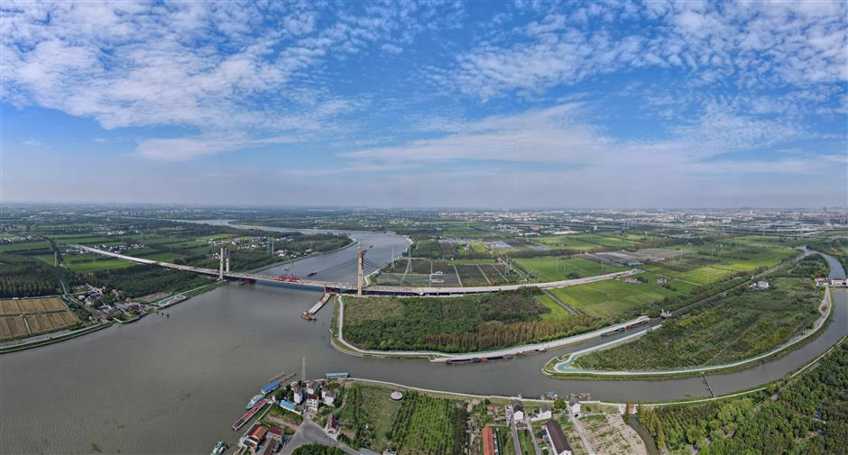 Main span joined as Shanghai's first suspension bridge edges closer to 2026 opening